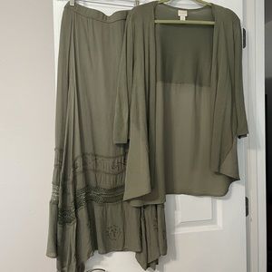 Beautiful Chico’s Outfit Size 3 skirt is NWT